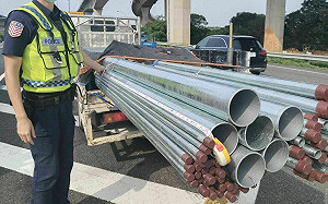 國道鋼管超載遭攔查 小貨車貨物突出近2公尺被罰