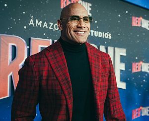 巨石強森現身威尼斯影展！新電影首映會「哭到鼻子紅」