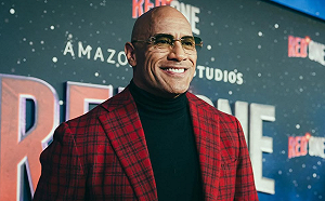 巨石強森現身威尼斯影展！新電影首映會「哭到鼻子紅」