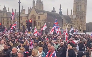 (影) 反移民浪潮席捲全球爆衝突！斯塔默喊話：別讓國旗變成分裂工具