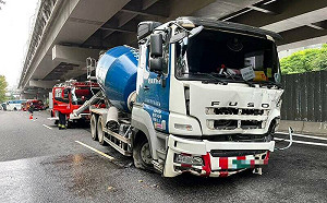 水泥車撞機車！女騎士連人帶車捲入車底遭拖行送醫不治