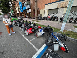 心情不好？高雄男子沿路推倒25輛機車  毀損罪送辦