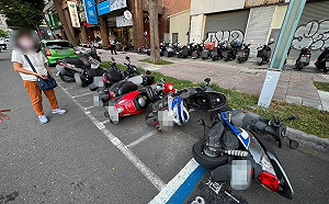 心情不好？高雄男子沿路推倒25輛機車  毀損罪送辦