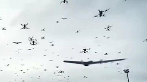 (影) 烏軍新武器接連出籠! AI無人機蜂群與自製滑翔炸彈、導彈登場