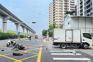 三重驚險車禍！機車與左轉貨車相撞  騎士送醫搶救不治