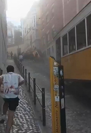 (影)葡萄牙里斯本知名地面纜車「榮耀升降機」脫軌!至少15死18傷