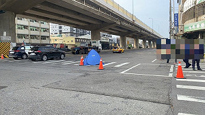 梧棲曳引大貨車右轉與機車碰撞　女騎士遭輾當場亡