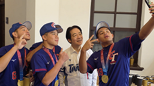 接見3冠軍棒球隊！賴清德備台式小吃 宣布發行東園國小紀念郵票 