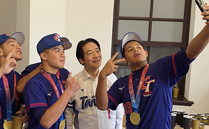 接見3冠軍棒球隊！賴清德備台式小吃 宣布發行東園國小紀念郵票 