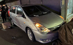 76歲老翁駕車失控暴衝撞翻機車！拄拐杖下車遭網轟：拜託這樣就不要開車了