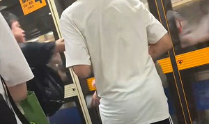 (影)衝突現場！台北捷運爆推擠 男乘客遭噴辣椒水後開打