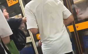 (影)衝突現場！台北捷運爆推擠 男乘客遭噴辣椒水後開打