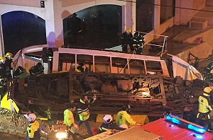 (影)葡萄牙「榮耀升降機」脫軌 里斯本纜車至少15死