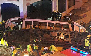 (影)葡萄牙「榮耀升降機」脫軌 里斯本纜車至少15死