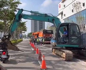 怪手與機車爆發口角！竟以破碎鑿頭擋路 超扯畫面曝光