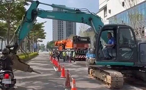 怪手與機車爆發口角！竟以破碎鑿頭擋路 超扯畫面曝光