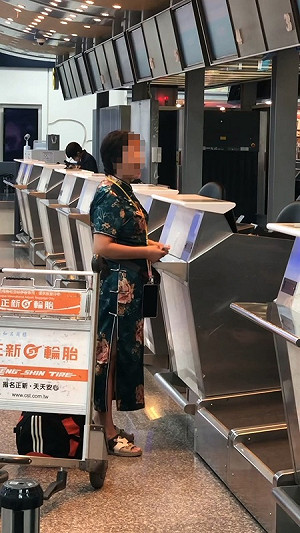 行李超重想硬凹免費託運！大媽鬧翻松山機場 網友怒：誰的家長請帶走