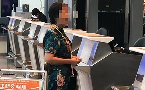 行李超重想硬凹免費託運！大媽鬧翻松山機場 網友怒：誰的家長請帶走