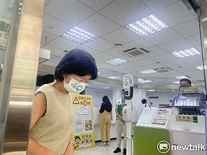 柯文哲可以回家了！陳佩琪急赴銀行匯交保金