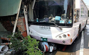 台南公車衝撞民宅　紅磚牆倒塌、消防栓斷裂湧水幸無人受傷