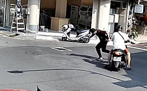 (影)銀樓搶88萬金飾烙跑！阿伯騎車神助攻  警民合力制伏