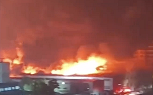 （影）中國遼寧汽車零部件廠突發大火! 延燒8小時才撲滅 官稱無傷亡