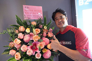 林智勝引退賽 「踏入職棒重要的人」劉保佑送花籃