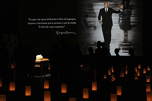 亞曼尼靈堂開放民眾追悼　首日湧入數千人