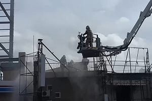 台南永康透天厝火警釀5傷  住戶逃頂樓搭雲梯車脫困