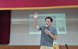 出國遭林智群、四叉貓緊盯 黃國昌：綠營側翼變態到這種程度