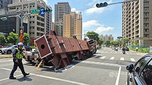 新北聯結車載運鋼柱突掉落幸無人傷  肇因待查