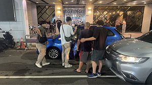 情侶爭執女趴引擎蓋阻離去  男踩油門輾斃遭收押