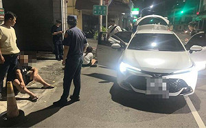 警局門口拒檢衝撞警察  遭開槍仍逃逸！深夜逮回2男1女送辦