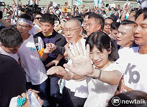 逾千名小草熱情爆棚！歡迎柯文哲回家走到慢車道變騷動　