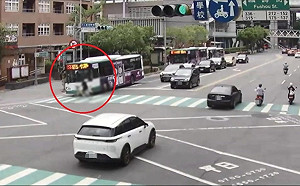 新北單車屁孩闖紅燈飆速！遭公車攔腰撞險釀悲劇