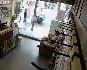 東港手機店內驚現阿伯打手槍！員工PO網引眾怒 警火速逮捕送辦