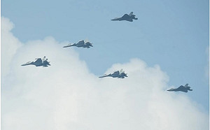 解放軍閱兵一口氣秀5款五代機! 美軍媒:殲-35、殲-20發展恐受限