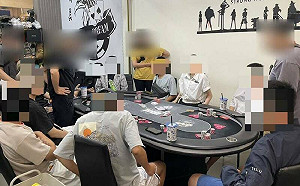 美女荷官發牌中警方現身查緝！德州撲克賭客竟問：這局怎麼算？