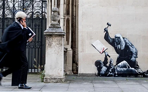 班克斯嘲諷法院新塗鴉惹議! 英圍欄封鎖追人 馬斯克:掩蓋只會加劇暴露