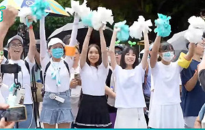 短裙啦啦隊迎接柯文哲！嗨喊「幹到底」律師：政治文化墮落 四叉貓嘆難怪.....