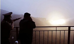 軍武再突破! 北韓進行固體燃料引擎地上點火實驗 金正恩現場視導