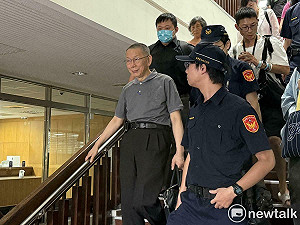 開庭結束　柯文哲面帶笑容步出北院、小草狂喊「清清白白」