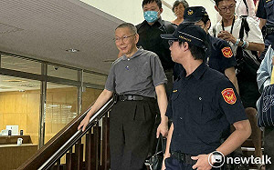 開庭結束 柯文哲面帶笑容步出北院、小草狂喊「清清白白」