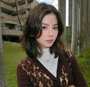 若盈拍「餵狗喝酒」影片遭炎上急道歉！網不買單：一點常識都沒有