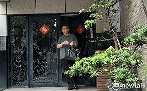 今天不是高腰褲阿北!柯文哲再穿灰色KP衣、手拎公務包出門