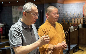 祭拜柯爸牌位 柯文哲：我媽說農曆七月別到放骨灰地方 才來這上香