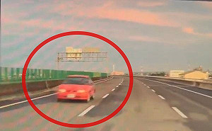 誇張！國道四號紅車逆向狂飆4公里 最高開罰3萬6千元