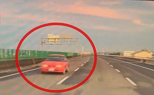 誇張！國道四號紅車逆向狂飆4公里 最高開罰3萬6千元