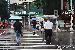 「鳳凰」颱風外圍水氣移入 4縣市大雨特報！迎風面雨勢越晚越明顯