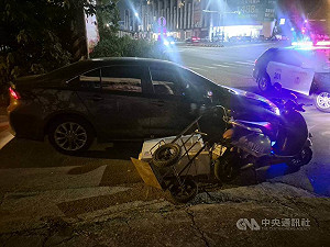 無牌二輪微電車又載冷氣機砸他車  台中男恐罰1800